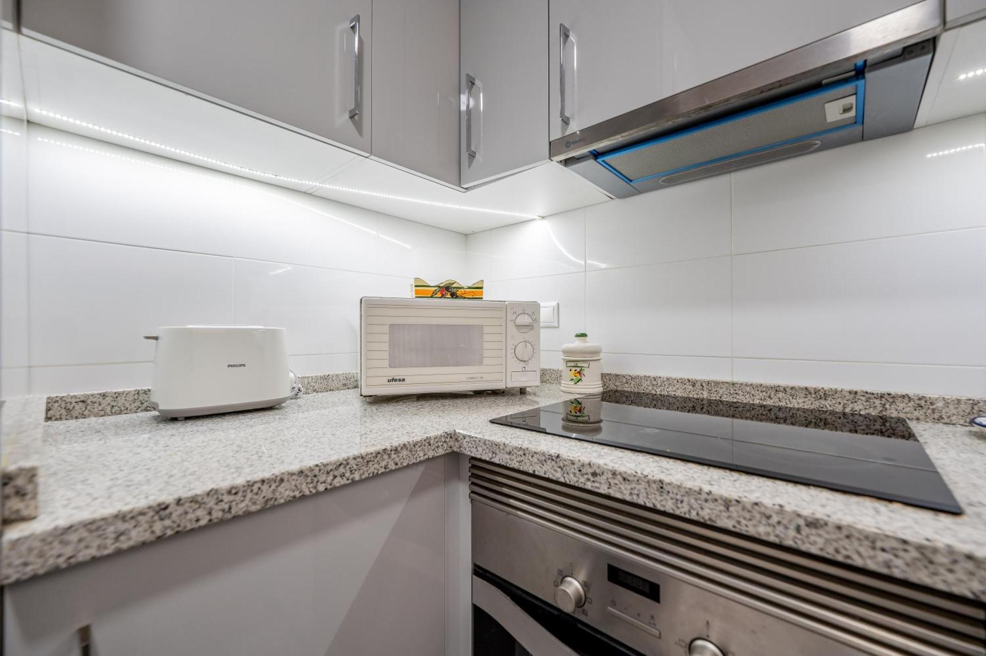 Apartment With A Sea View Фуeнхирола Екстериор снимка