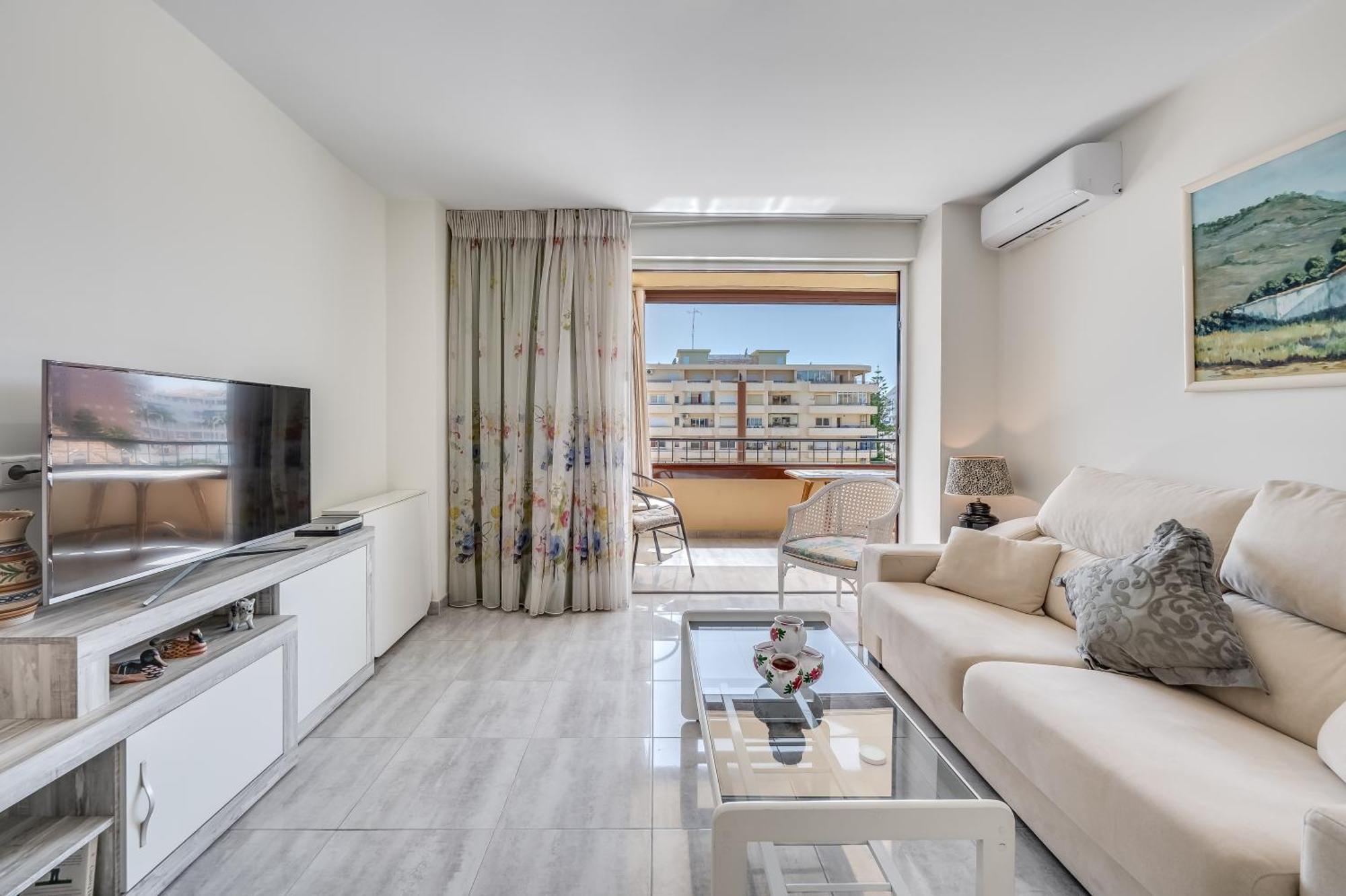 Apartment With A Sea View Фуeнхирола Екстериор снимка