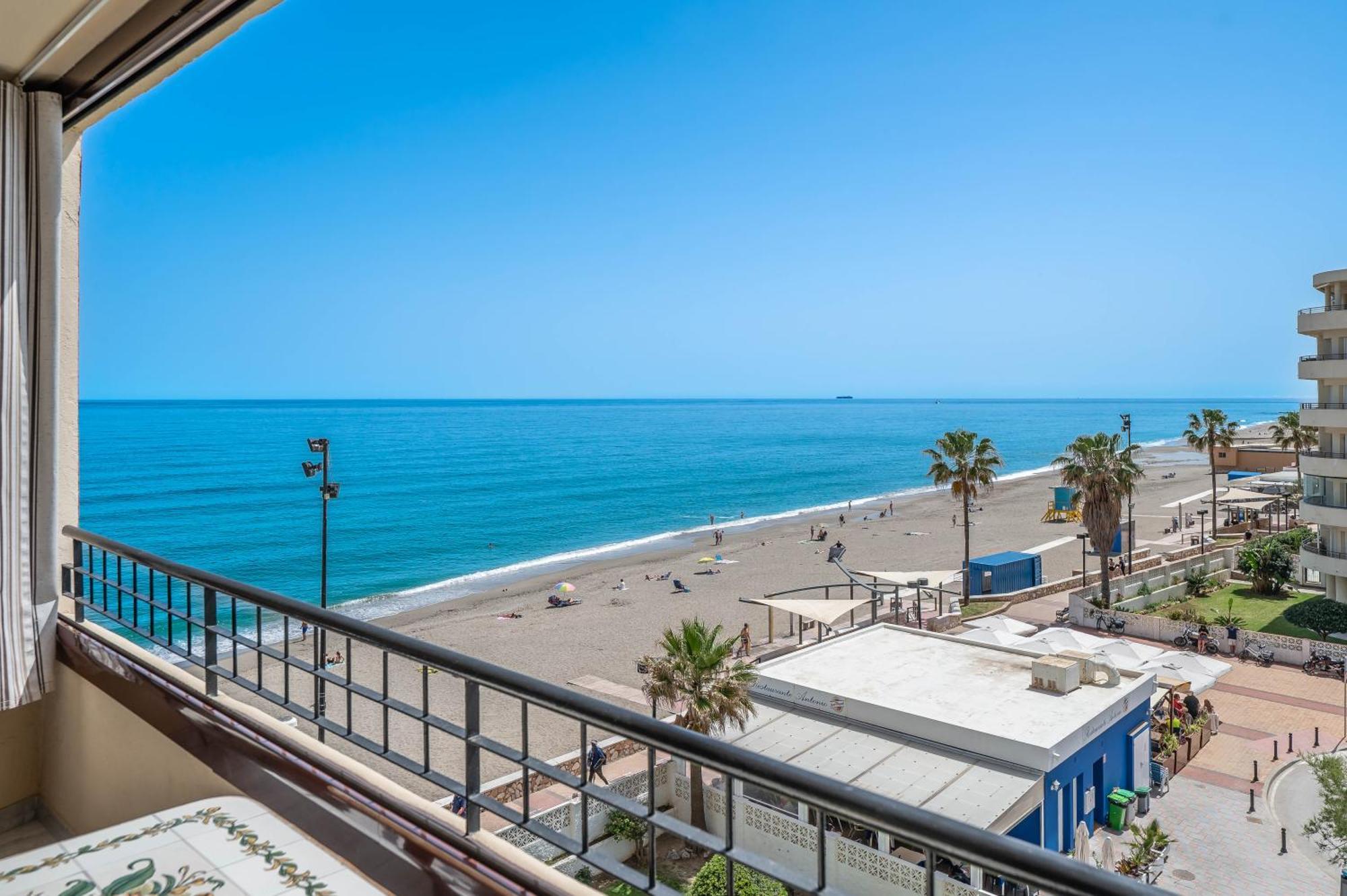Apartment With A Sea View Фуeнхирола Екстериор снимка
