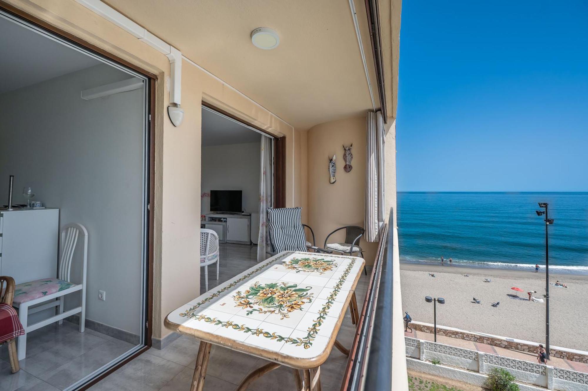 Apartment With A Sea View Фуeнхирола Екстериор снимка