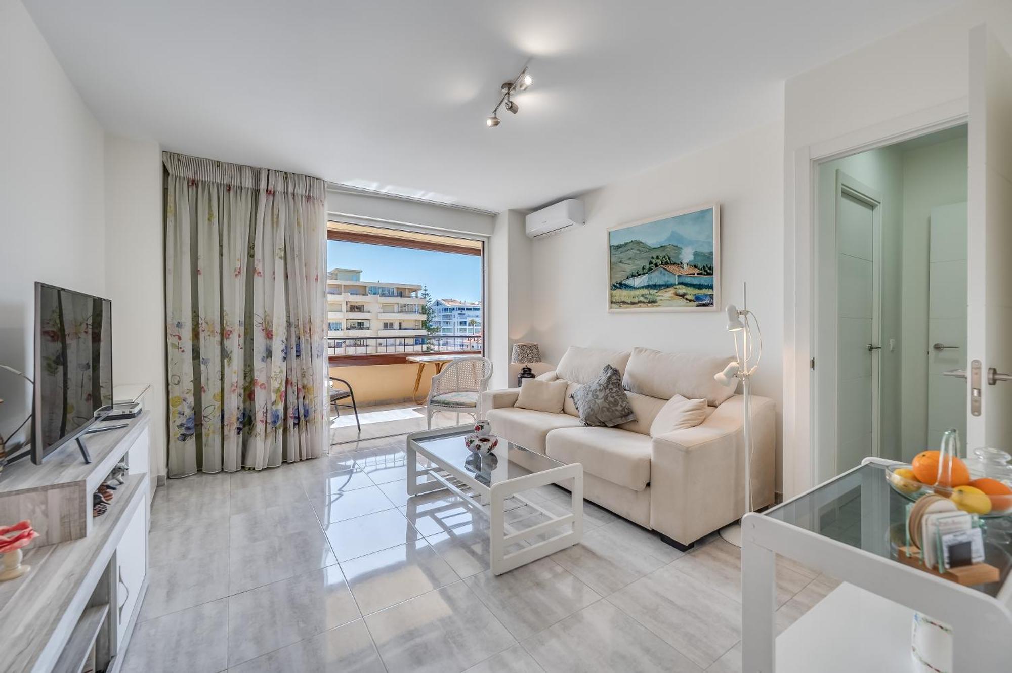 Apartment With A Sea View Фуeнхирола Екстериор снимка