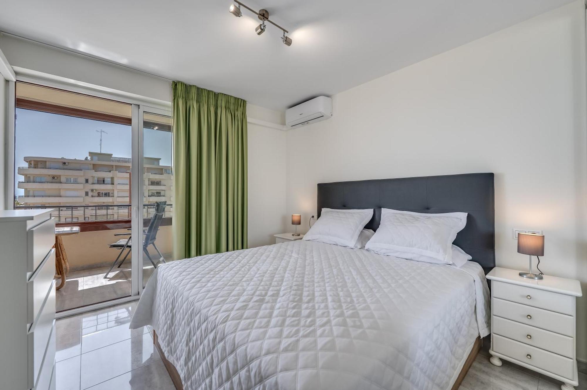 Apartment With A Sea View Фуeнхирола Екстериор снимка
