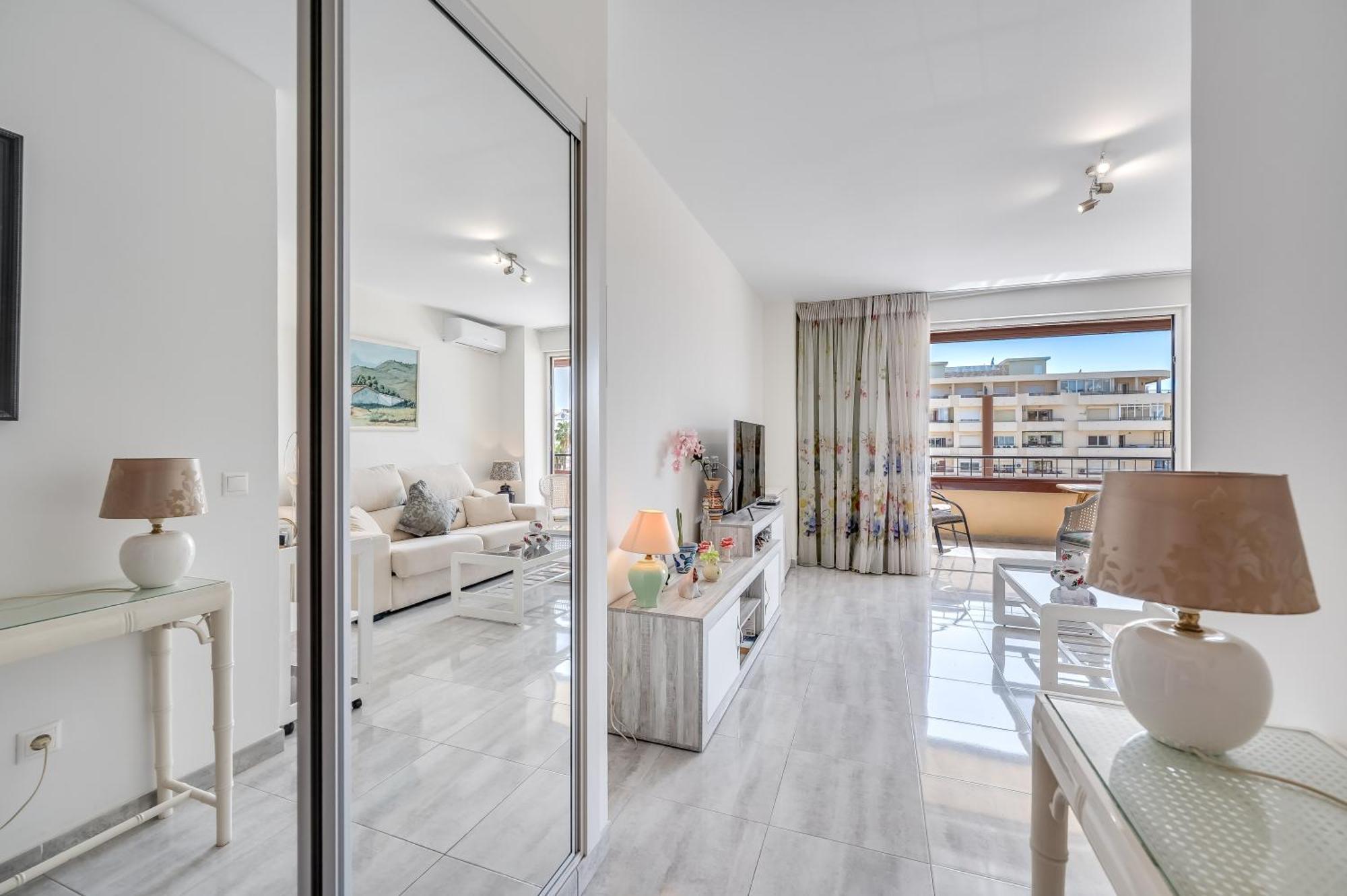 Apartment With A Sea View Фуeнхирола Екстериор снимка