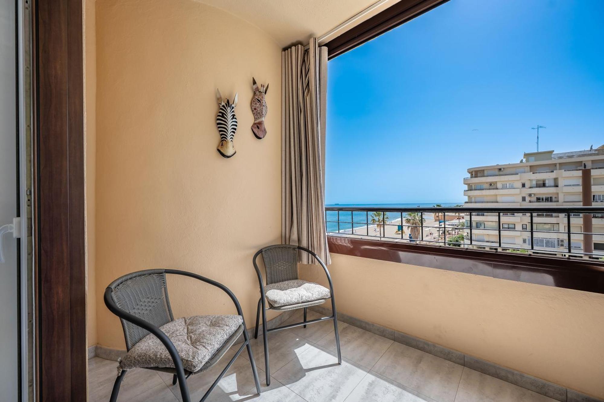 Apartment With A Sea View Фуeнхирола Екстериор снимка