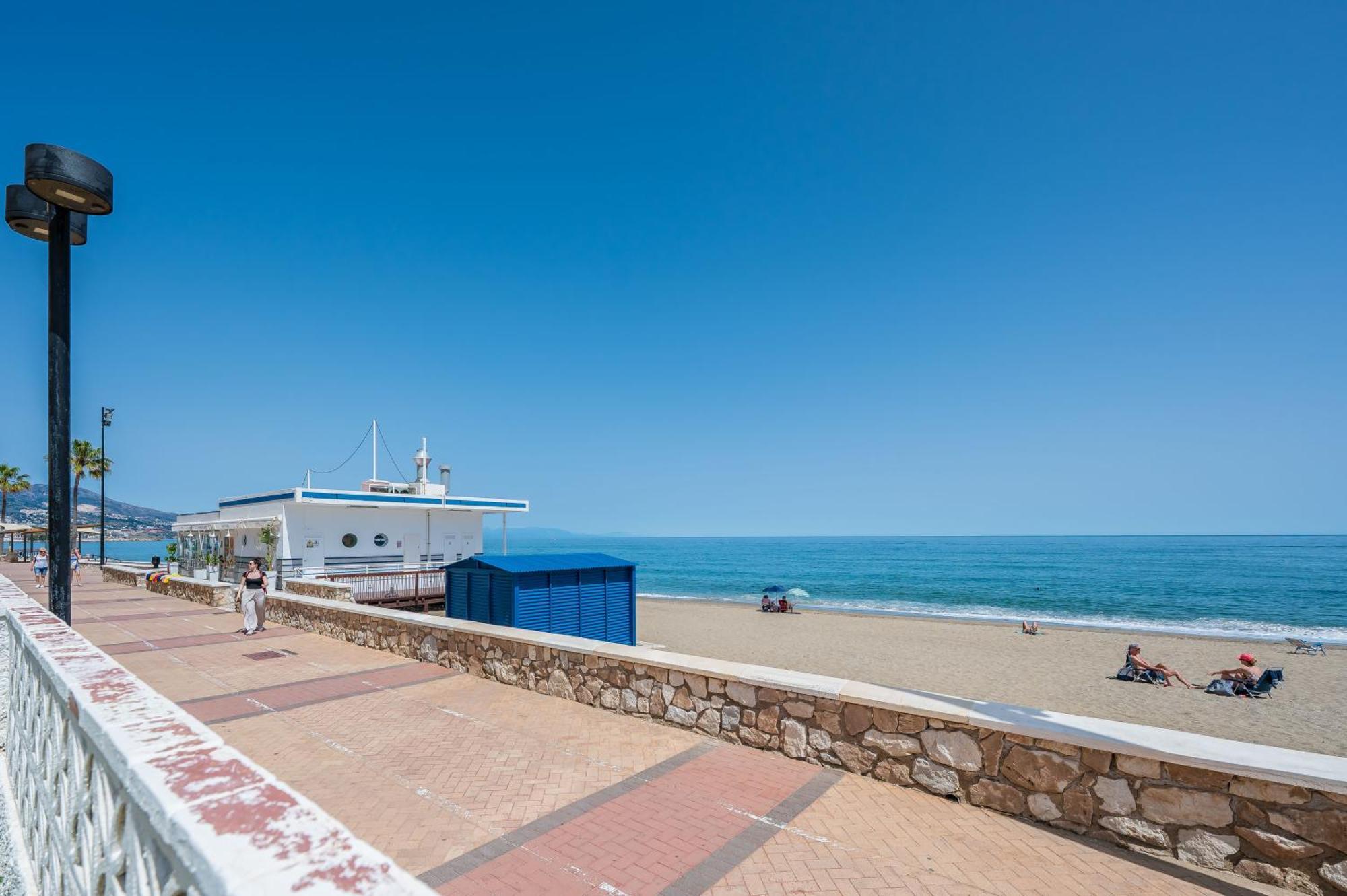 Apartment With A Sea View Фуeнхирола Екстериор снимка