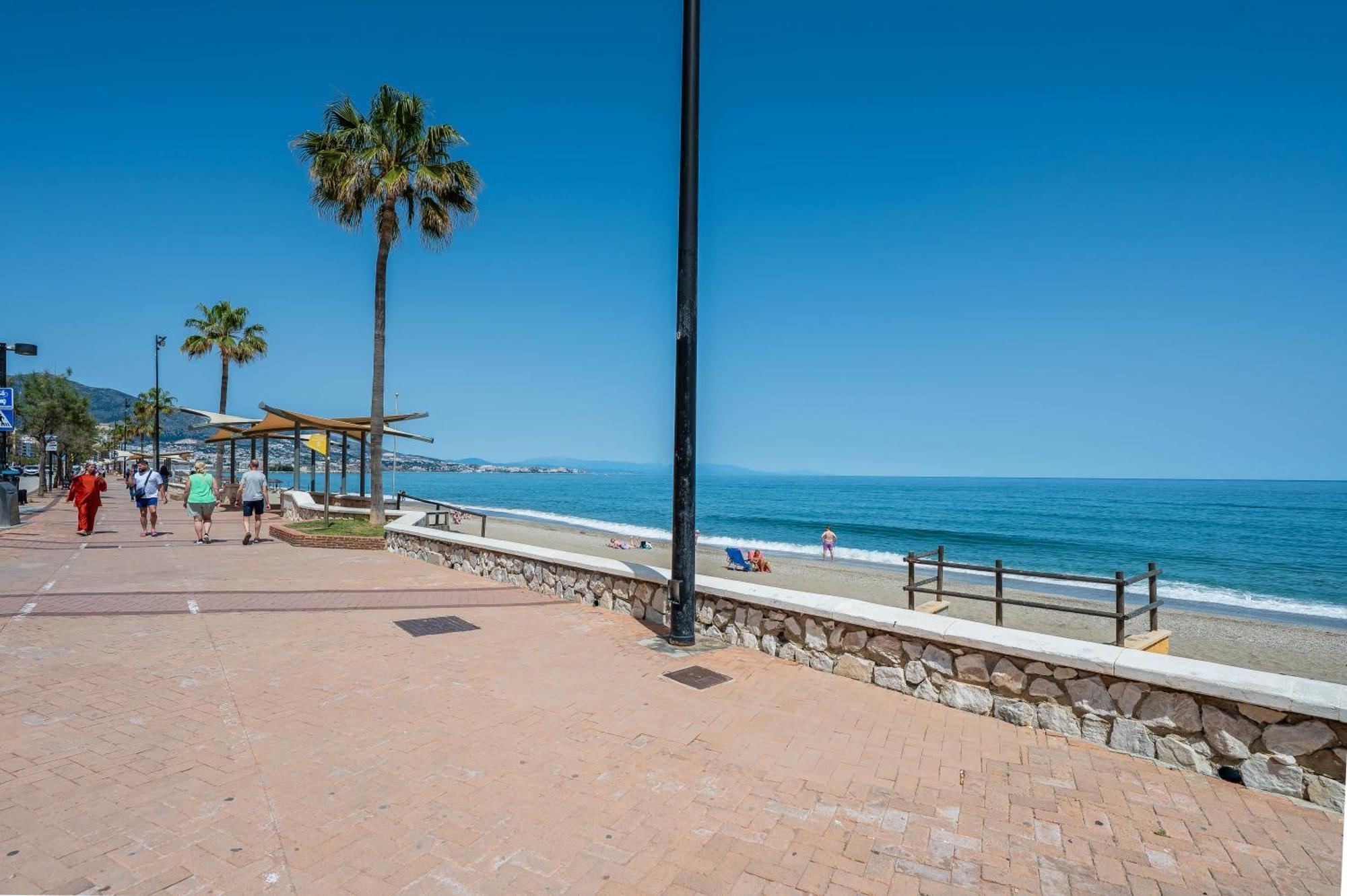 Apartment With A Sea View Фуeнхирола Екстериор снимка