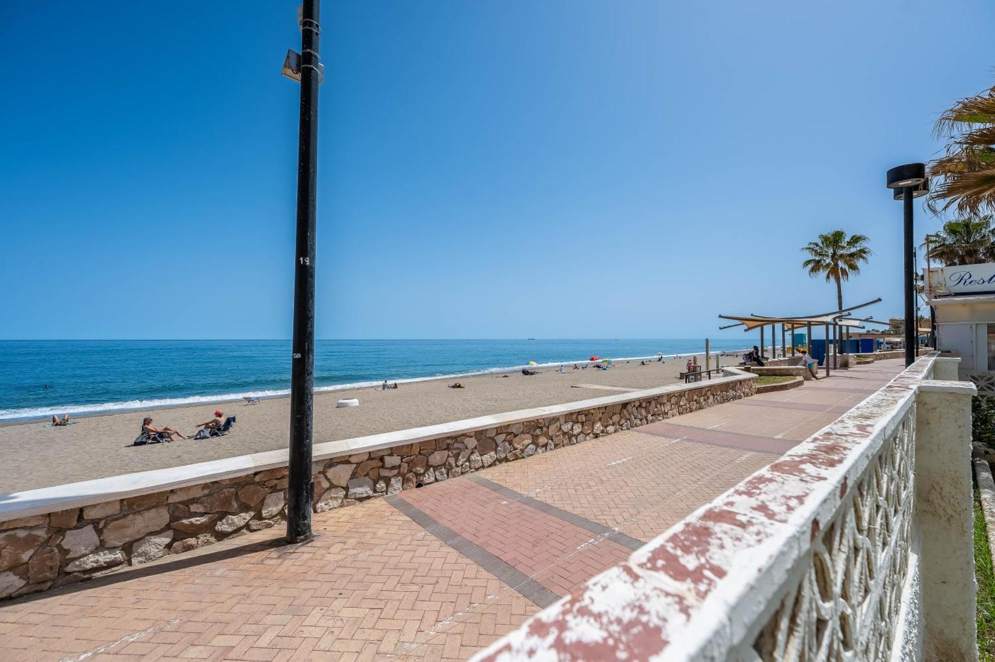 Apartment With A Sea View Фуeнхирола Екстериор снимка