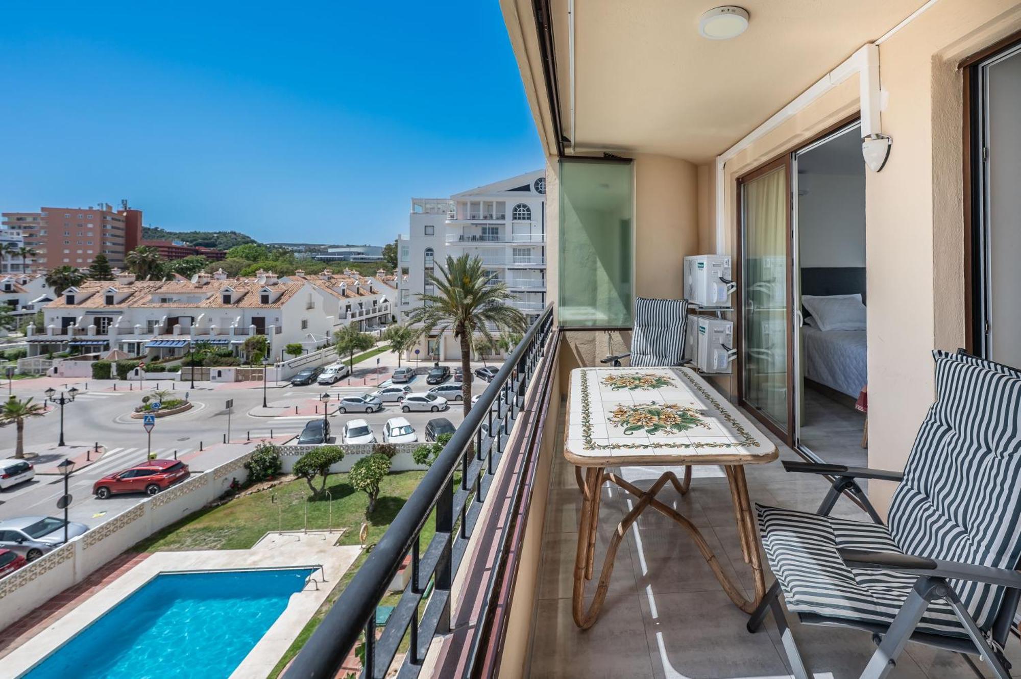 Apartment With A Sea View Фуeнхирола Екстериор снимка