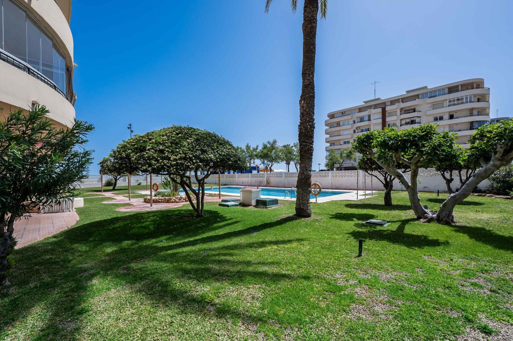 Apartment With A Sea View Фуeнхирола Екстериор снимка